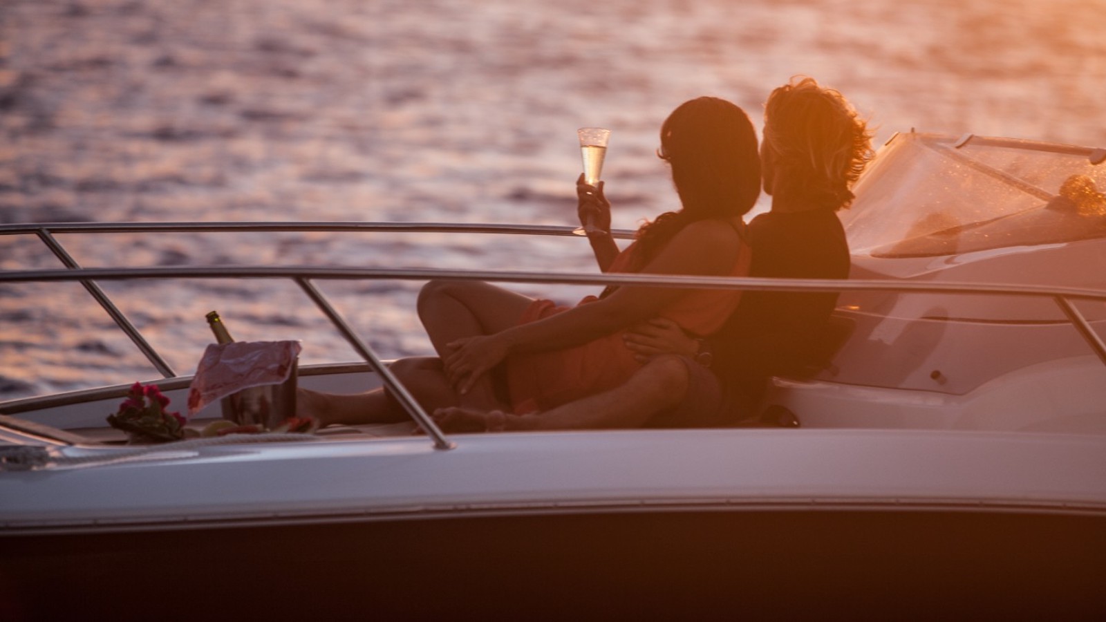 Enjoy a Romantic Dinner on yacht